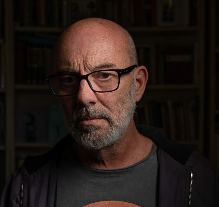 Sergio Bizzio: A veces me apoyo en hechos verídicos, pero mi intención es desbaratarlos