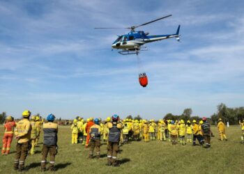 Bomberos cordobeses se entrenan para combatir incendios en aeronaves