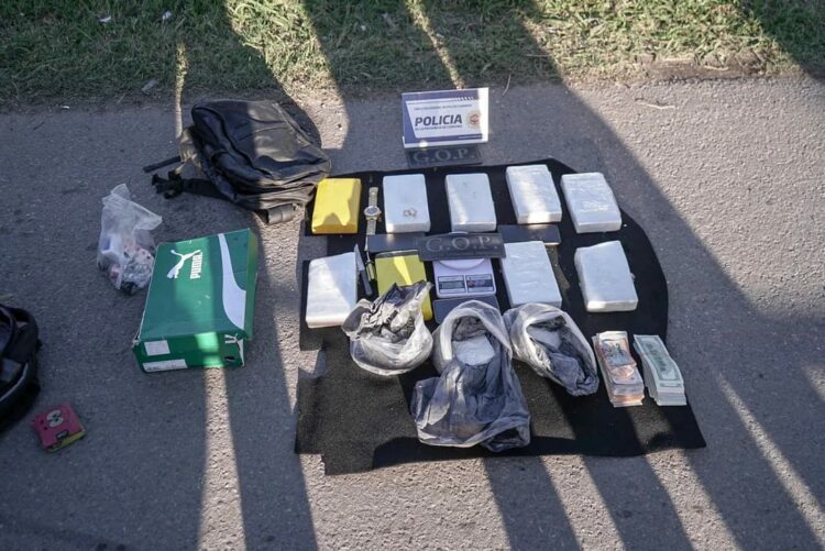 Descubrieron un auto que llevaba cocaína y 10 mil dólares