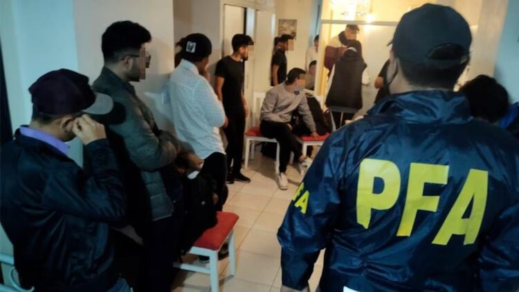 La criptosecta captaba a jóvenes vulnerables con promesas de ganancias fáciles a cambio de suscripciones y nuevos reclutamientos.