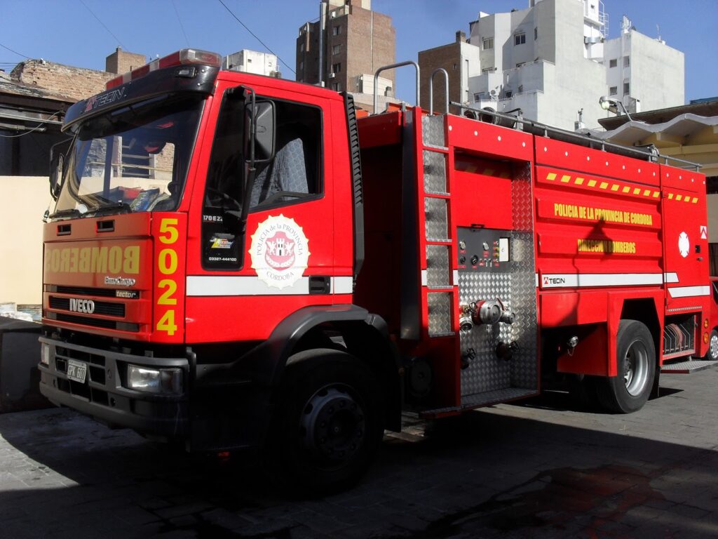 Incendio en barrio Los Álamos: bomberos sofocaron las llamas en una vivienda