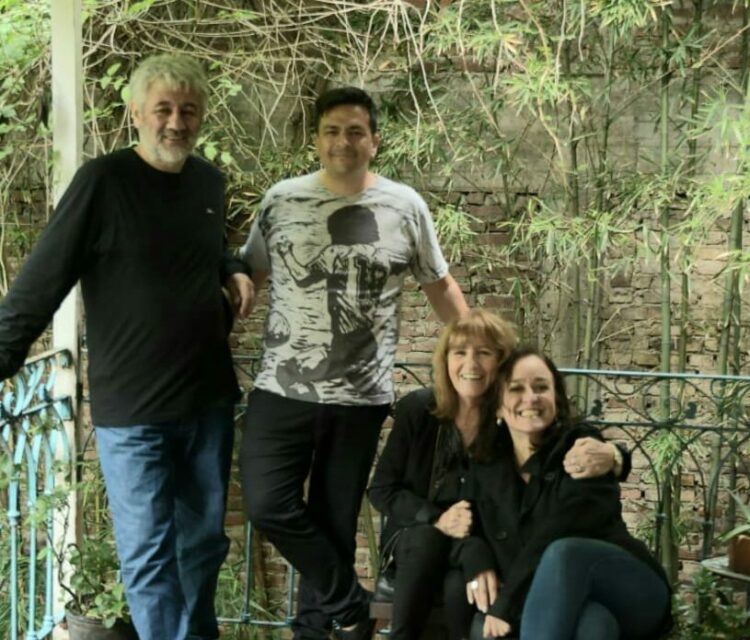 El equipo creativo de "Morir de amor" prepara la historia de Elisa Brown, María García Granados y Saborío y Violeta Parra.