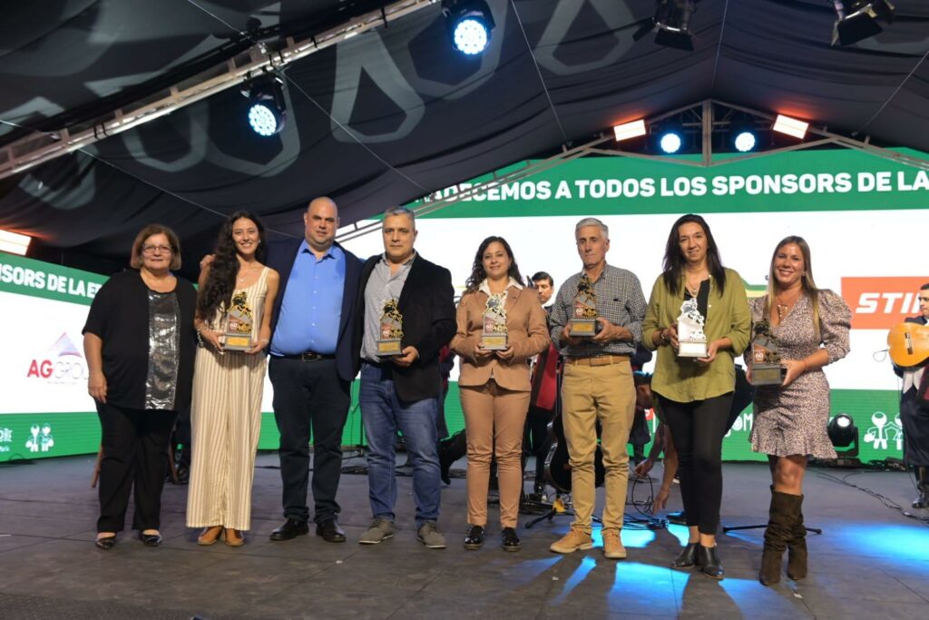 El Festival de Doma y Folklore entregó utilidades a escuelas