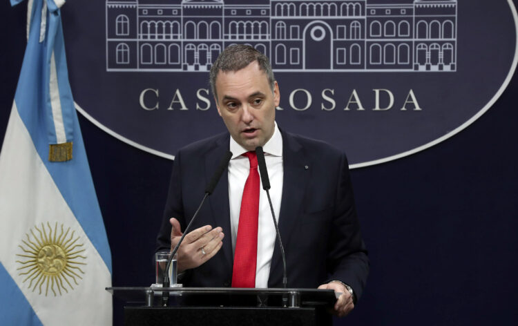El Gobierno anunció este 
miércoles un endurecimiento en 
la política migratoria al 
señalar que "todos los 
condenados por cometer un delito 
será deportados".