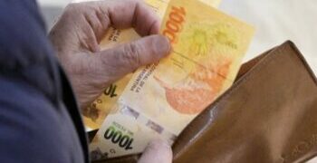 Los salarios perdieron frente a la inflación pero ganan a nivel interanual El Gobierno nacional fijó por decreto el Salario Mínimo Vital y Móvil