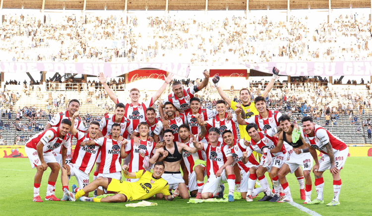 El plantel de Instituto festejó en el clásico contra Talleres y se clasificó.