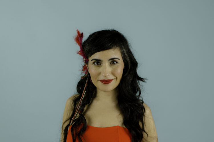 Eli Fernández subirá al escenario junto a su banda y compartirá momentos con artistas invitados como Pachi Herrera, Patricia Gómez, Munay Danza, entre otros.
