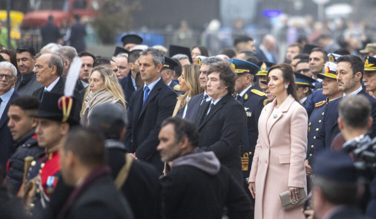El presidente Javier Milei 
encabeza el cambio de guardia 
del Cabildo en la Plaza de mayo.