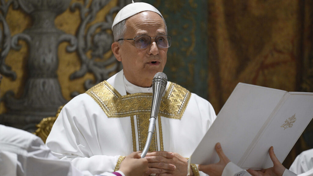 En su primera bendición dominical, el papa León XIV pidió paz en Ucrania y Gaza