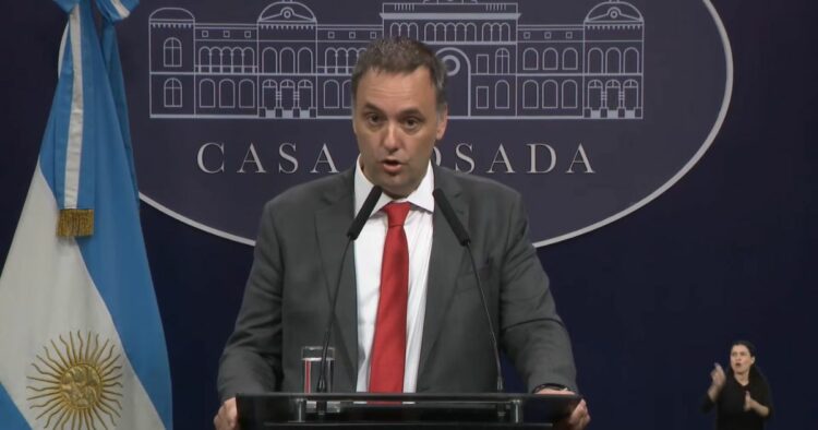 Manuel Adorni en la conferencia de prensa del día 8 de mayo del 2025.