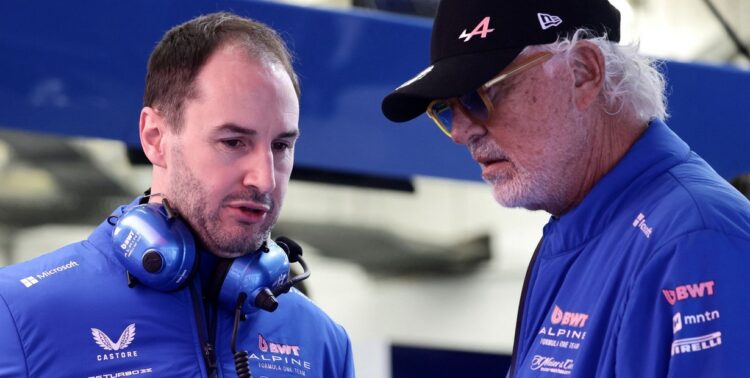 Oliver Oakes y Flavio Briatore. Foto: REUTERS