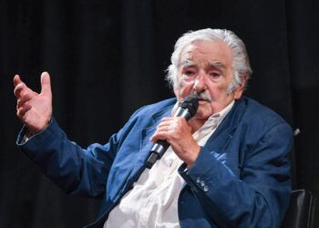 Pepe Mujica fue despedido por los dirigentes peronistas