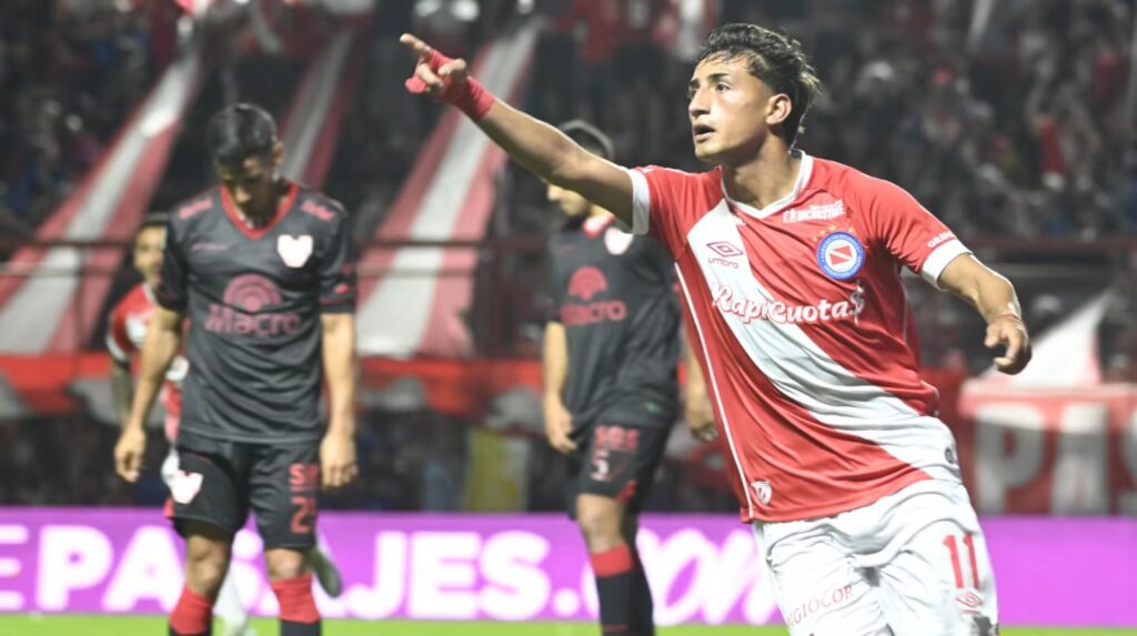 Instituto no pudo ante Argentinos, que sacó chapa de candidato
