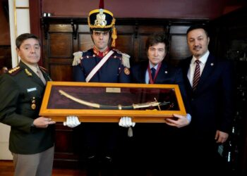 Javier Milei recibió una mención honorífica del Regimiento de Granaderos a Caballo