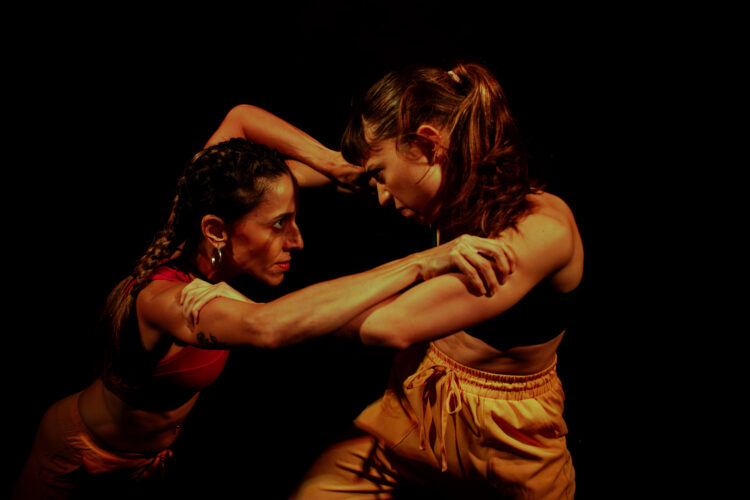 Candela Reinoso y Paloma Otonello protagonizan la obra “Saturno siempre está por suceder”.