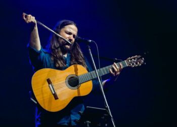 Las letras de Nano Stern aterrizan en Pez Volcán