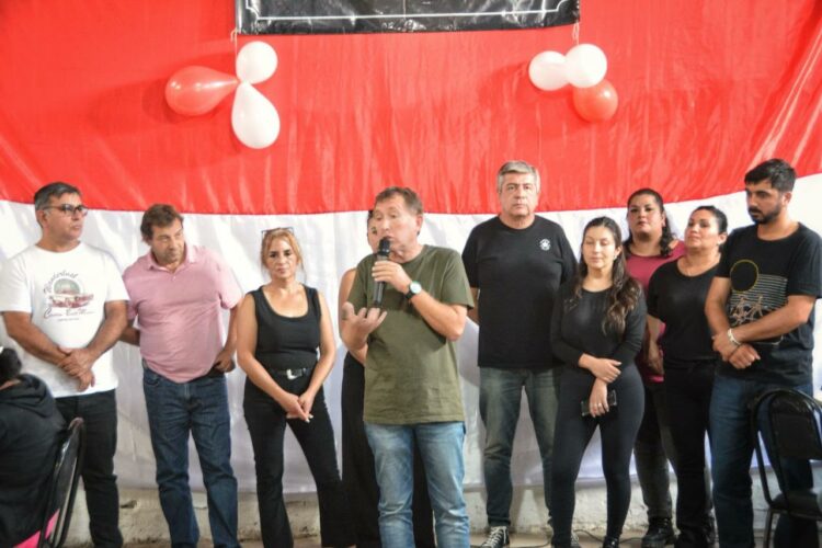 El ex intendente Juan Jure y el legislador Rossi (al centro) lideraron el acto de la UCR.