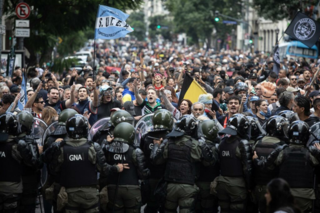 Nueva marcha de jubilados frente al Congreso para exigir mejoras en sus haberes