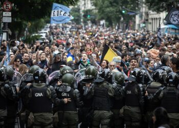 Nueva marcha de jubilados frente al Congreso para exigir mejoras en sus haberes