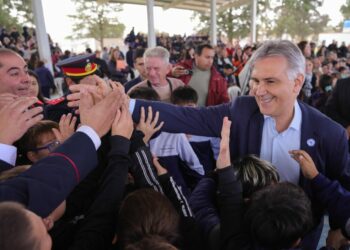 Llaryora entregó viviendas en La Playosa y anunció nuevos fondos para obras sanitarias y educativas