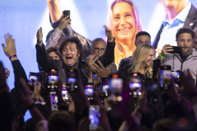 Javier Milei celebrando tras el triunfo de Manuel Adorni tras las elecciones legislativas en Caba.