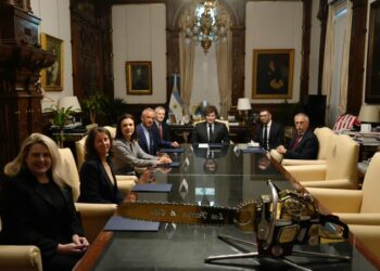 Milei recibió al Secretario de Salud de EE.UU. acusado de ser antivacunas