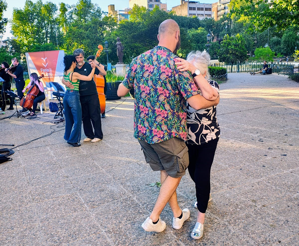 Milonga con entrada libre y gratuita en la Plaza Colón Una tarde de música y abrazos en la plaza.