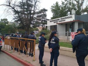 Negaron a trabajadores del Rawson instalar la carpa y denuncian una "política de represión" Negaron a trabajadores del Rawson instalar la carpa y denuncian una "política de represión"
