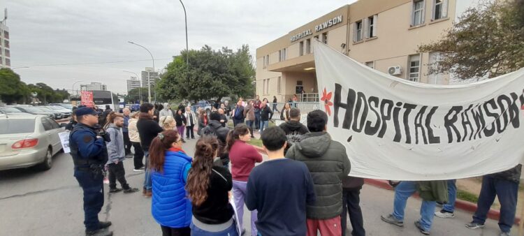 Trabajadores del Hospital Rawson se manifiestan en la calle.