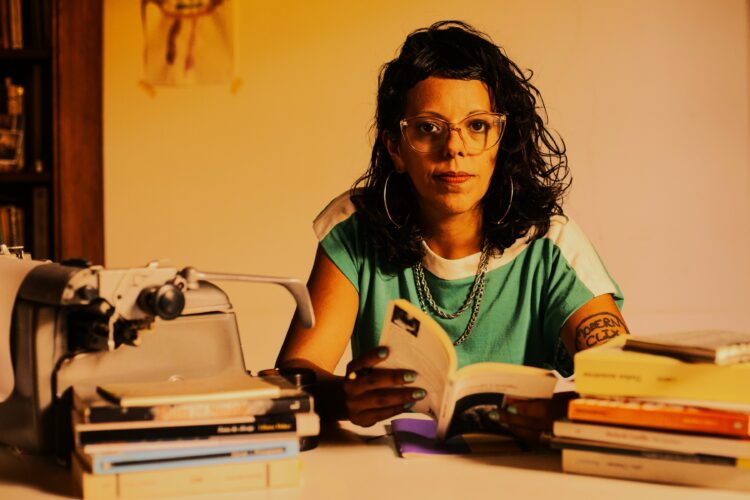 La escritora Leticia Martínez estará acompañada por Chacho Marzetti y Paulina Cruceño.