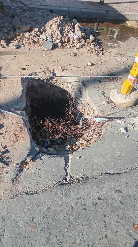 Reclamo por un peligroso pozo de un metro en barrio Pueyrredón