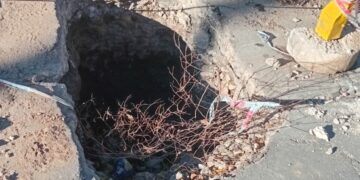 Reclamo por un peligroso pozo de un metro en barrio Pueyrredón