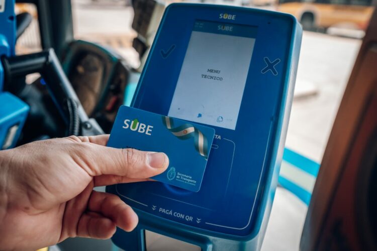Vecinos y vecinas que cumplan con los requisitos podrán obtener una reducción del 55% del pasaje.