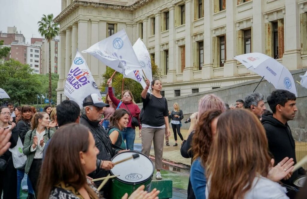 Trabajadores estatales.