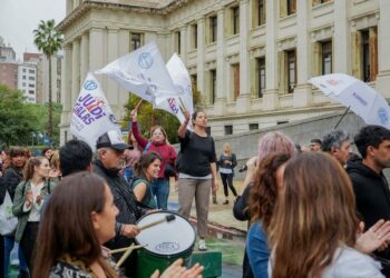 Trabajadores estatales.