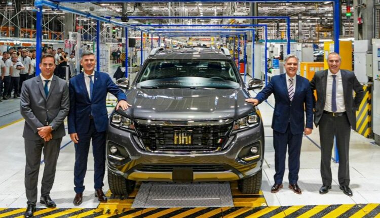 El gobernador Llaryora participó del lanzamiento de la Fiat Titano, realizado en la planta de Ferreyra. 