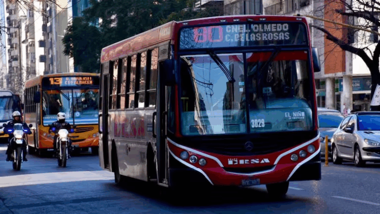 El transporte urbano circula hoy con frecuencia de sábado y mañana lo hará como día domingo.
