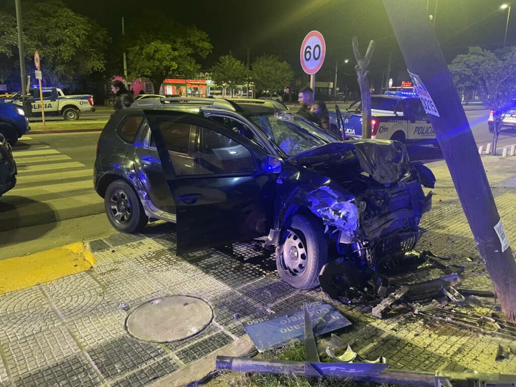 Tres jóvenes escaparon de un control policial e impactaron contra un poste