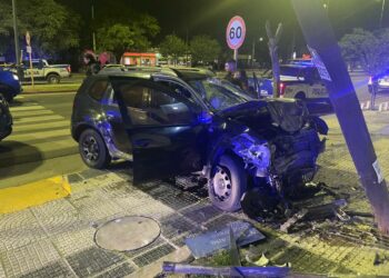 Tres jóvenes escaparon de un control policial e impactaron contra un poste