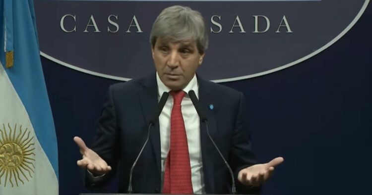Adorni y Caputo anuncian las medidas para usar los dólares "del colchón".