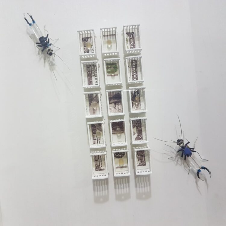 Las microesculturas diseñadas con diferentes materiales proponen diversos sentidos y relaciones en el mundo de la naturaleza.