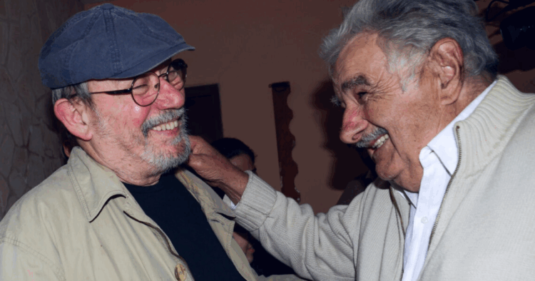 Pepe Mujica y Silvio Rodríguez después de un concierto de la Gira por los barrios, en El Pilar, La Habana, enero de 2016. Foto: Kaloian.
