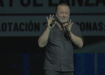 “Volar es humano, aterrizar es divino”, la obra de Enrique Piñeyro llega al Teatro del Libertador