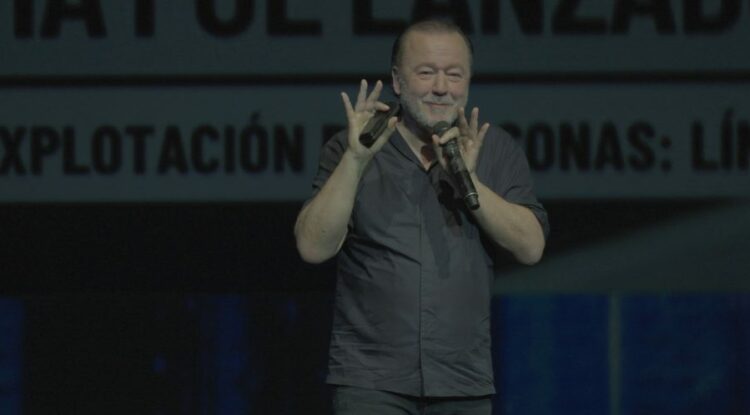 Enrique Piñeyro recorre los escenarios más prestigiosos del país con su propuesta humorística.