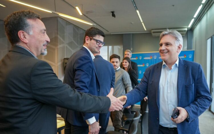 Martin Llayora con con representantes del grupo Stellantis