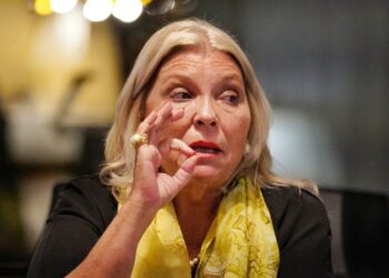 Carrió arremete contra Caputo por el conflicto en el Garrahan: “Vas a terminar preso”