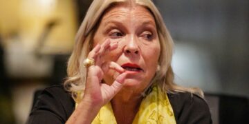 Carrió denunció a Milei por violencia de género por los insultos a una periodista Carrió arremete contra Caputo por el conflicto en el Garrahan: “Vas a terminar preso”