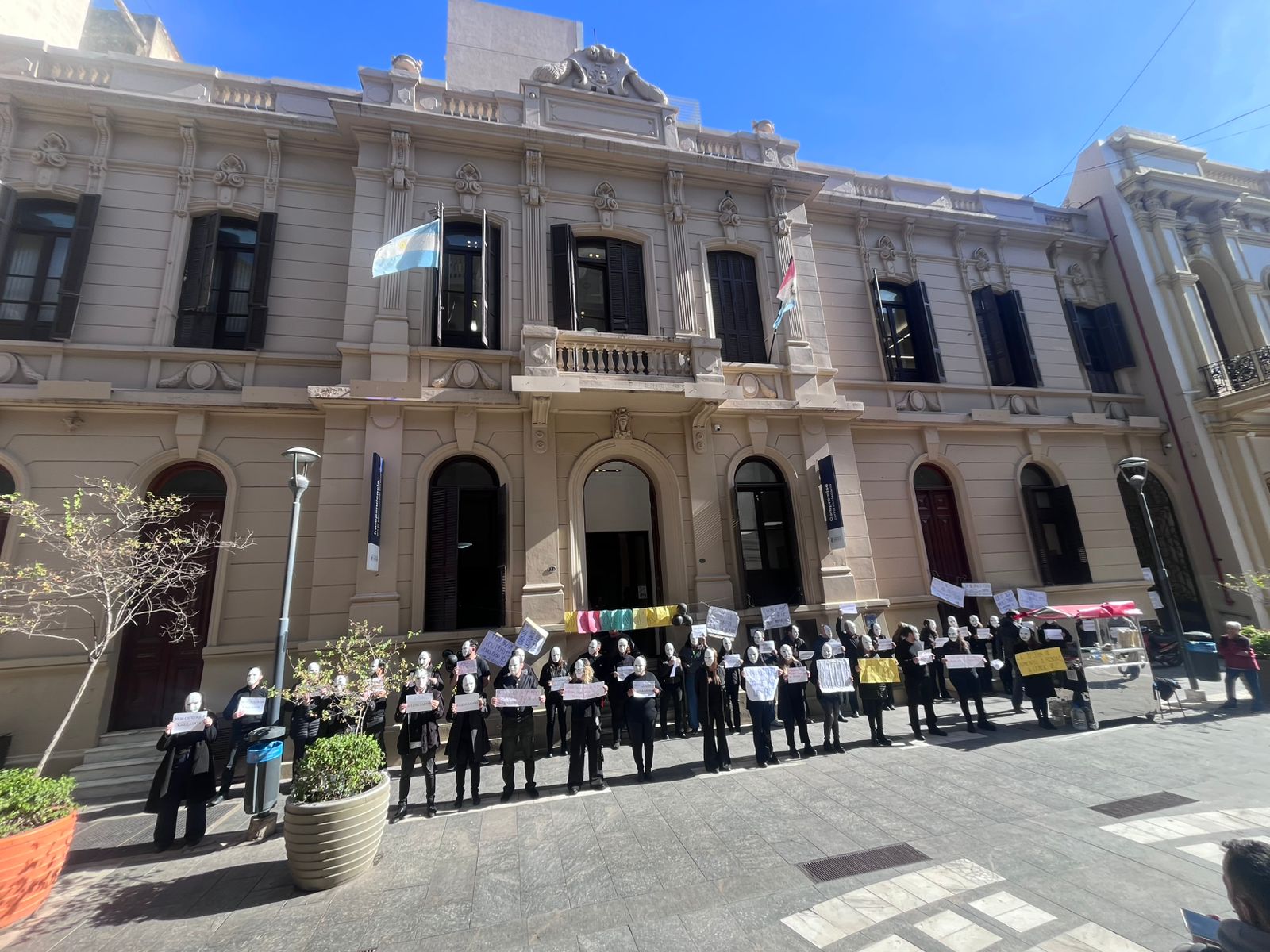 Abrazo simbólico al Tribunal de Cuentas de la Provincia Abrazo simbólico al Tribunal de Cuentas de la Provincia