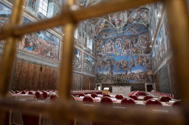 Todo está listo en la Capilla Sixtina para la elección de un nuevo Papa.