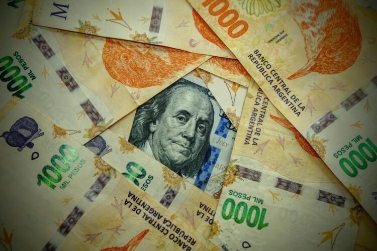 El dólar oficial y los paralelos tendieron a converger tras el levantamiento parcial de las restricciones cambiarias.